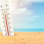 تصویر یک دماسنج در ساحل برای نشان دادن آب و هوای کیش